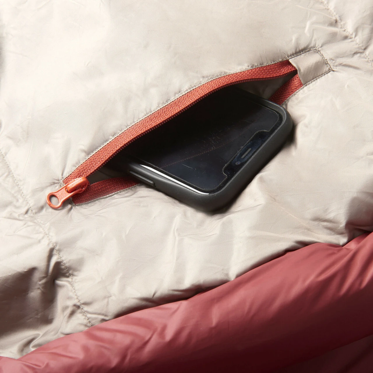 Kelty Cosmic 0 Regular RH Sleeping Bag - Red 3 Kelty Cosmic 0 Regular RH Sleeping Bag - Red - Image 3